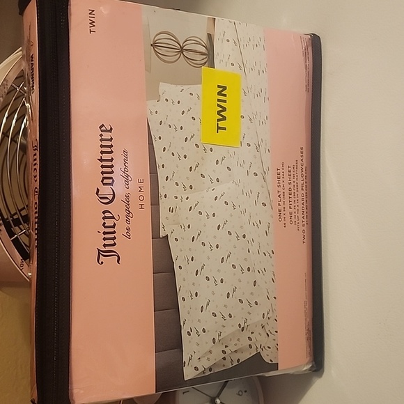 Juicy Couture OX Twin Sheet Set. - Picture 3 of 5